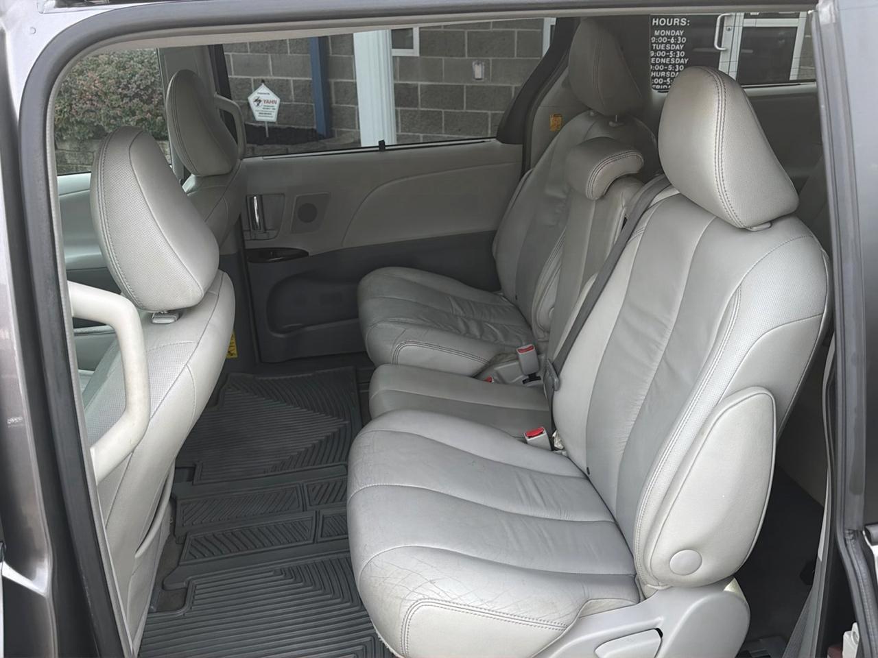 Toyota Sienna 5dr 7-Pass Van V6 XLE AAS FWD (Natl) 2012