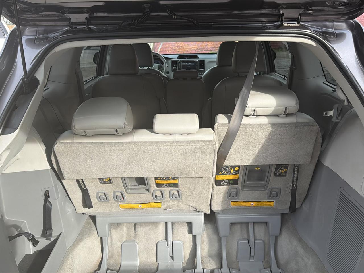 Toyota Sienna 5dr 7-Pass Van V6 XLE AAS FWD (Natl) 2012