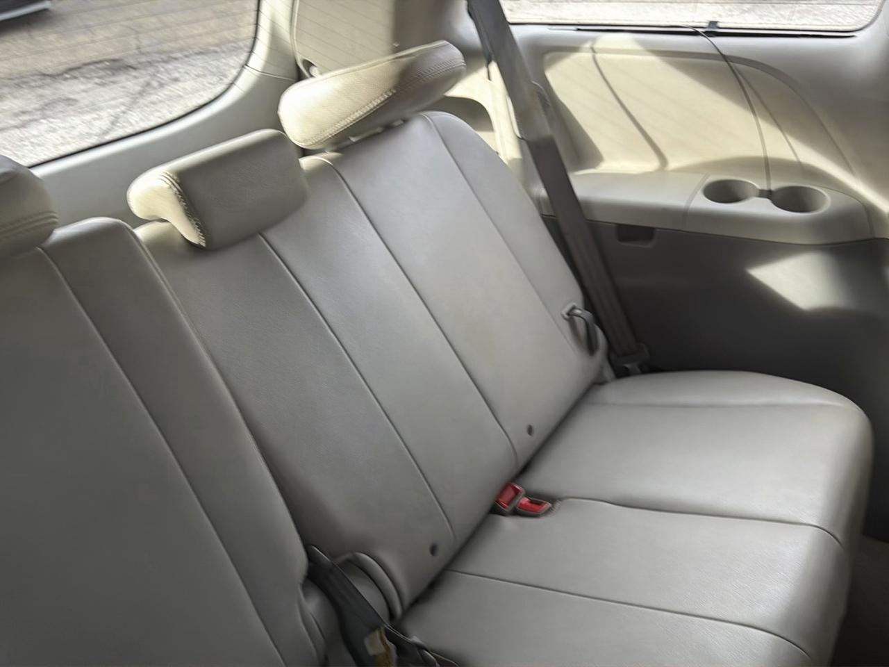 Toyota Sienna 5dr 7-Pass Van V6 XLE AAS FWD (Natl) 2012
