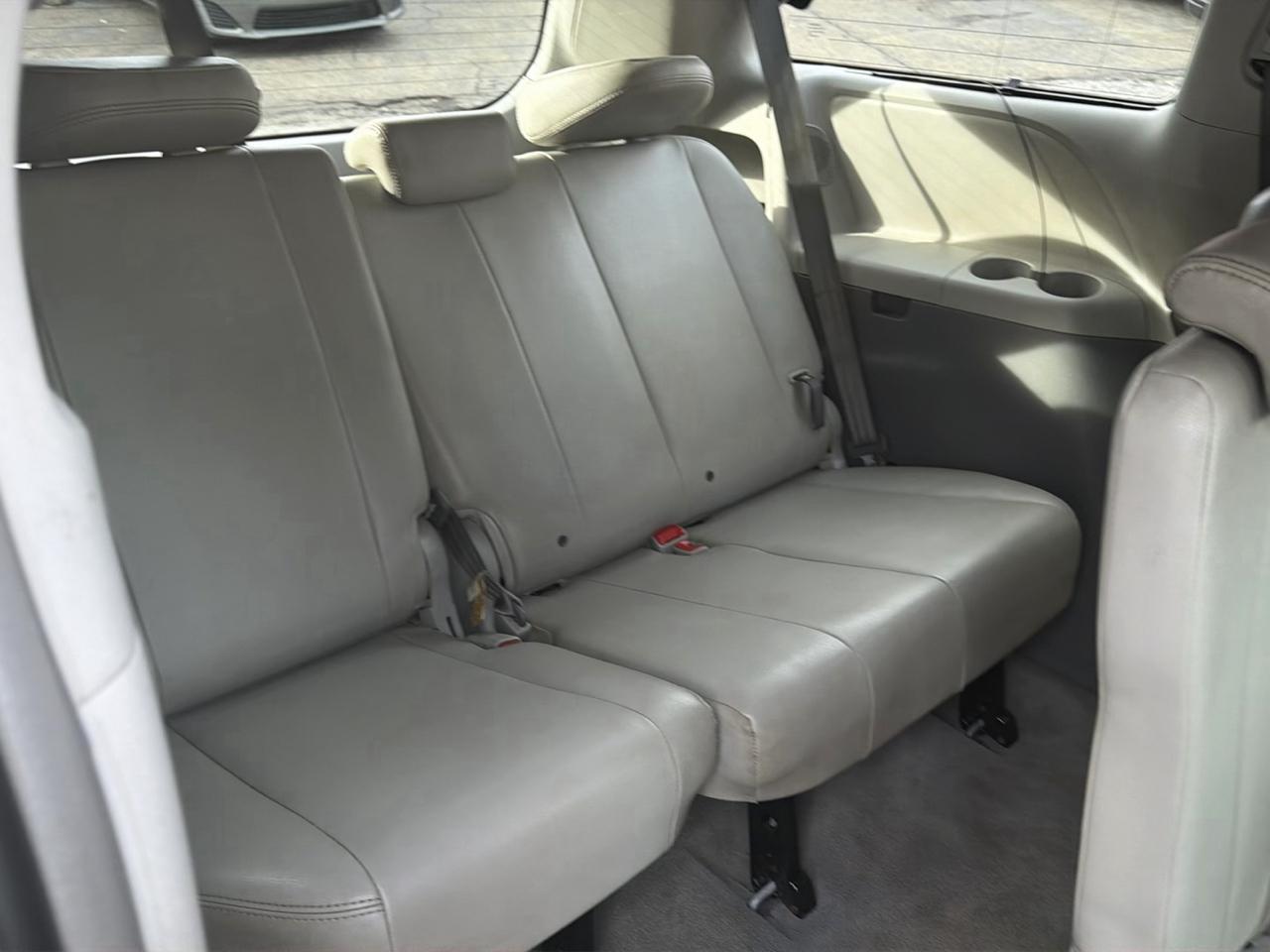 Toyota Sienna 5dr 7-Pass Van V6 XLE AAS FWD (Natl) 2012