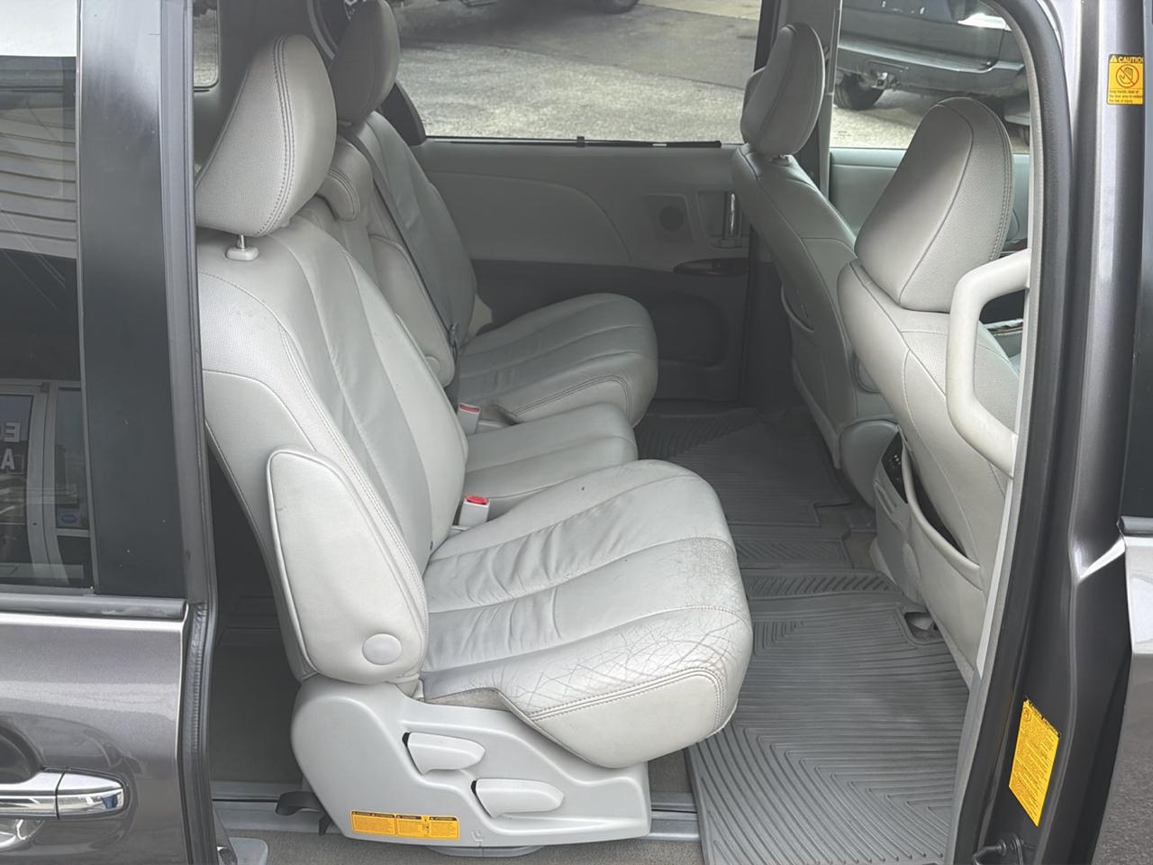 Toyota Sienna 5dr 7-Pass Van V6 XLE AAS FWD (Natl) 2012