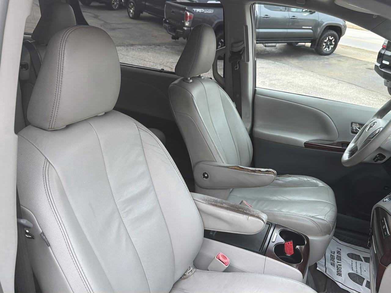 Toyota Sienna 5dr 7-Pass Van V6 XLE AAS FWD (Natl) 2012