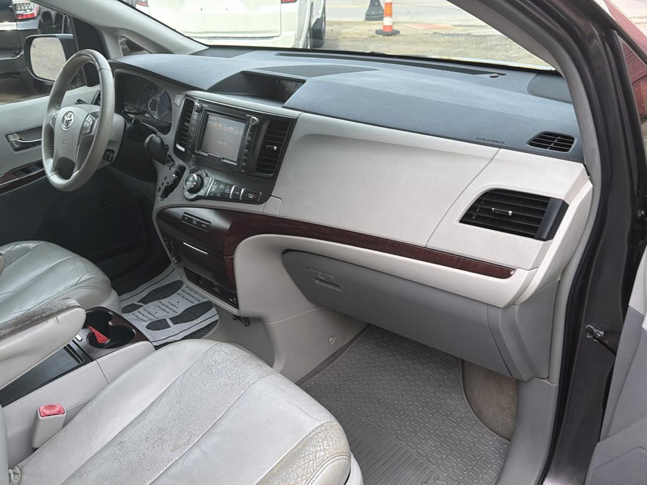 Toyota Sienna 5dr 7-Pass Van V6 XLE AAS FWD (Natl) 2012