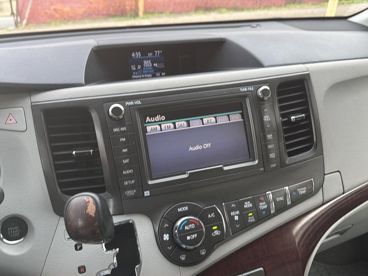 Toyota Sienna 5dr 7-Pass Van V6 XLE AAS FWD (Natl) 2012
