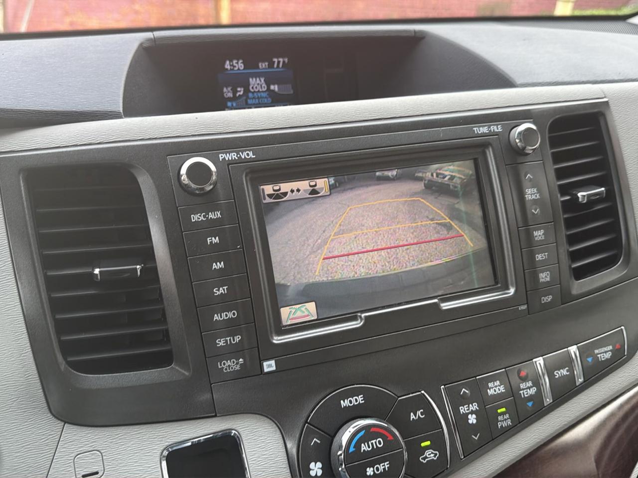 Toyota Sienna 5dr 7-Pass Van V6 XLE AAS FWD (Natl) 2012