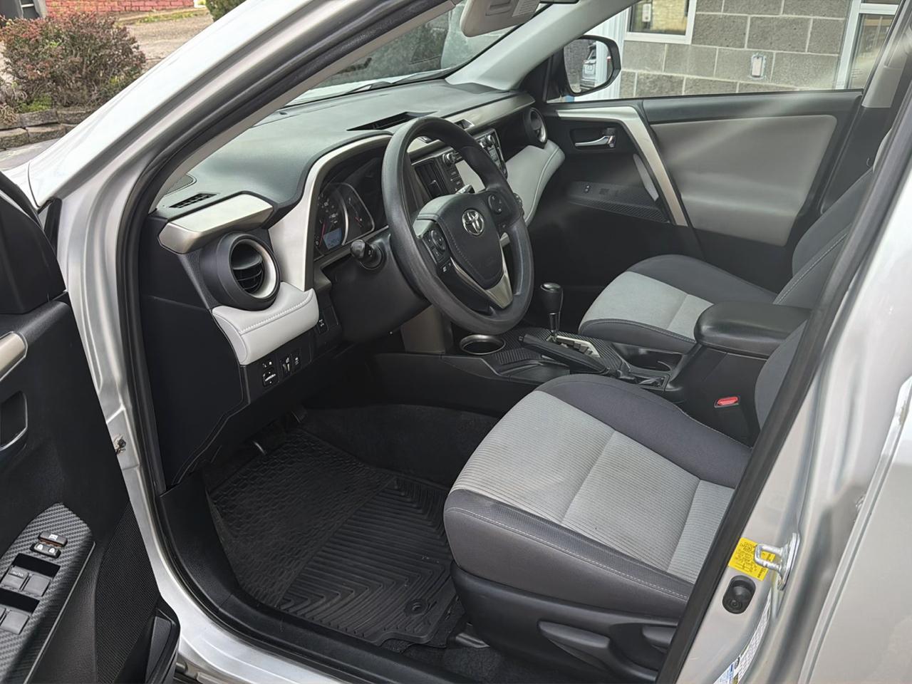 Toyota RAV4 AWD 4dr XLE (Natl) 2015