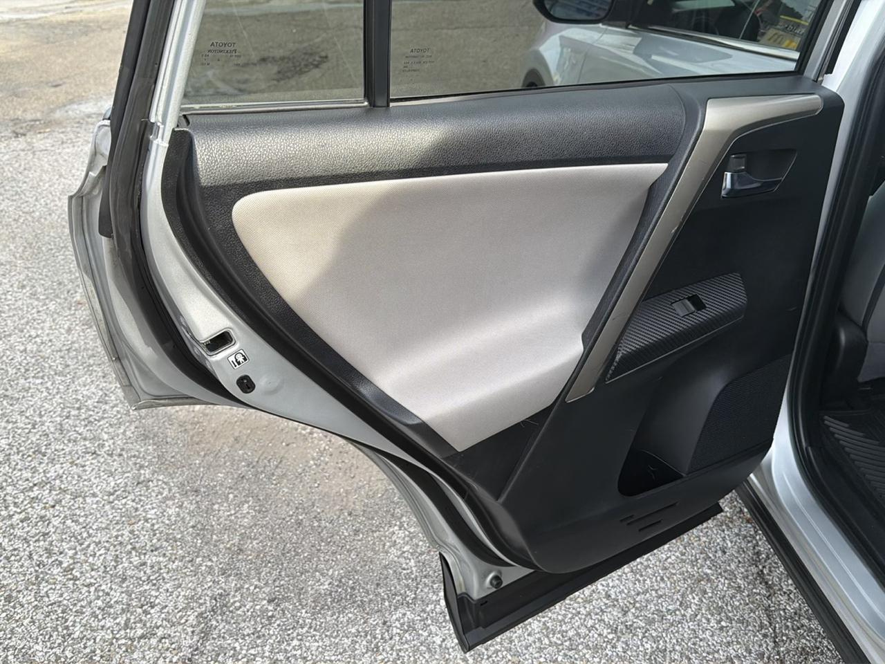 Toyota RAV4 AWD 4dr XLE (Natl) 2015