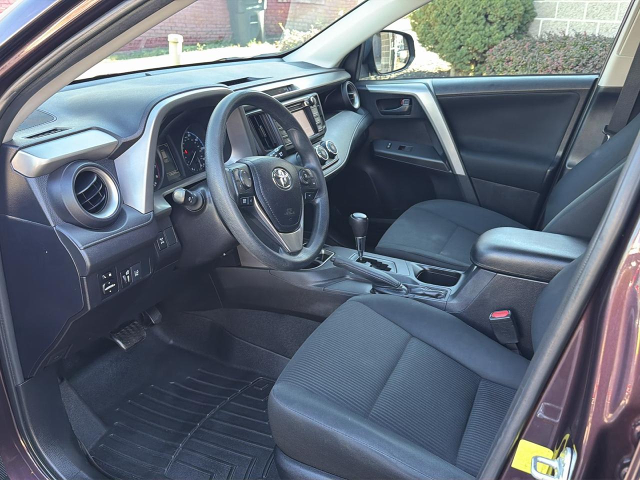 Toyota RAV4 LE AWD (Natl) 2017