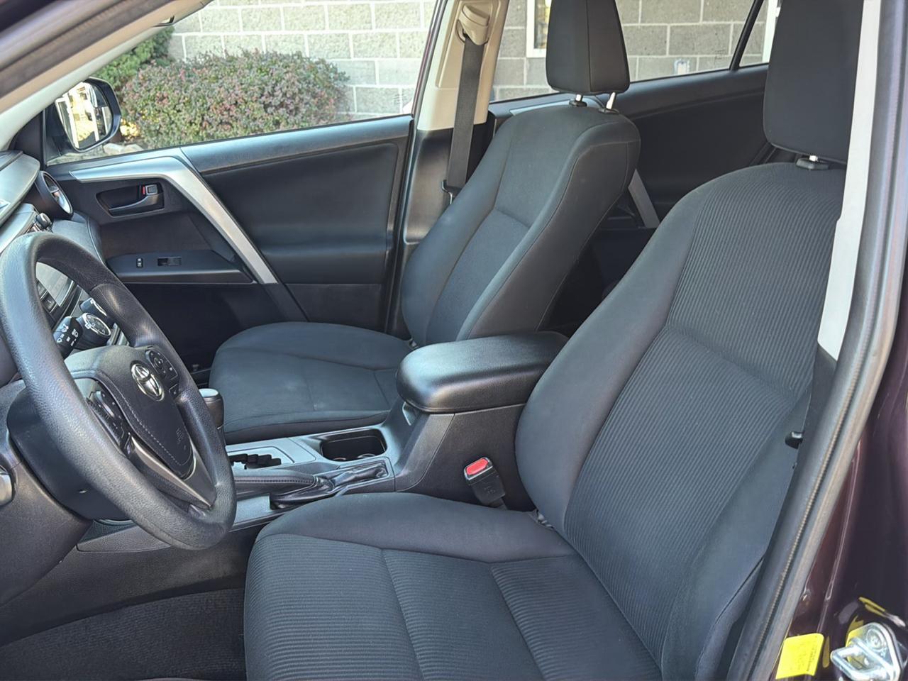 Toyota RAV4 LE AWD (Natl) 2017