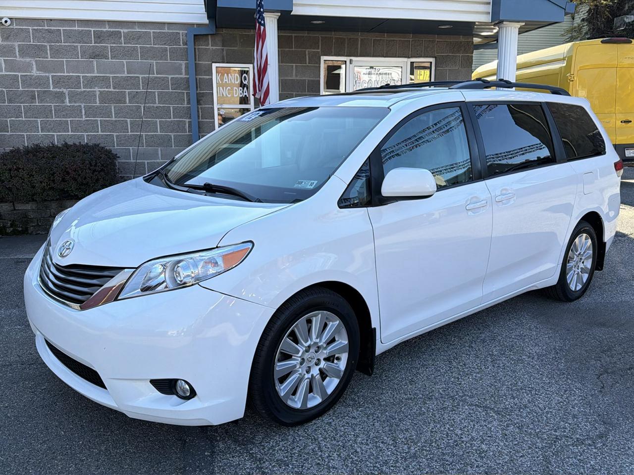Toyota Sienna 5dr 7-Pass Van V6 XLE AWD (Natl) 2012