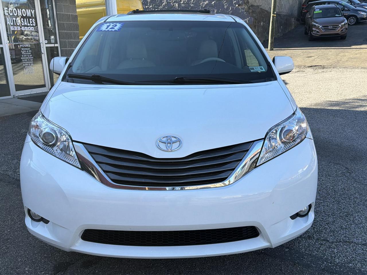Toyota Sienna 5dr 7-Pass Van V6 XLE AWD (Natl) 2012