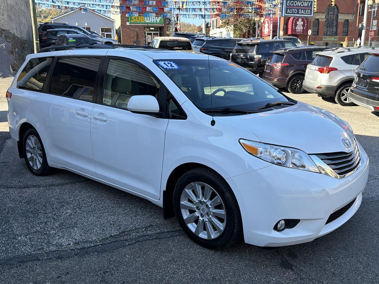 Toyota Sienna 5dr 7-Pass Van V6 XLE AWD (Natl) 2012