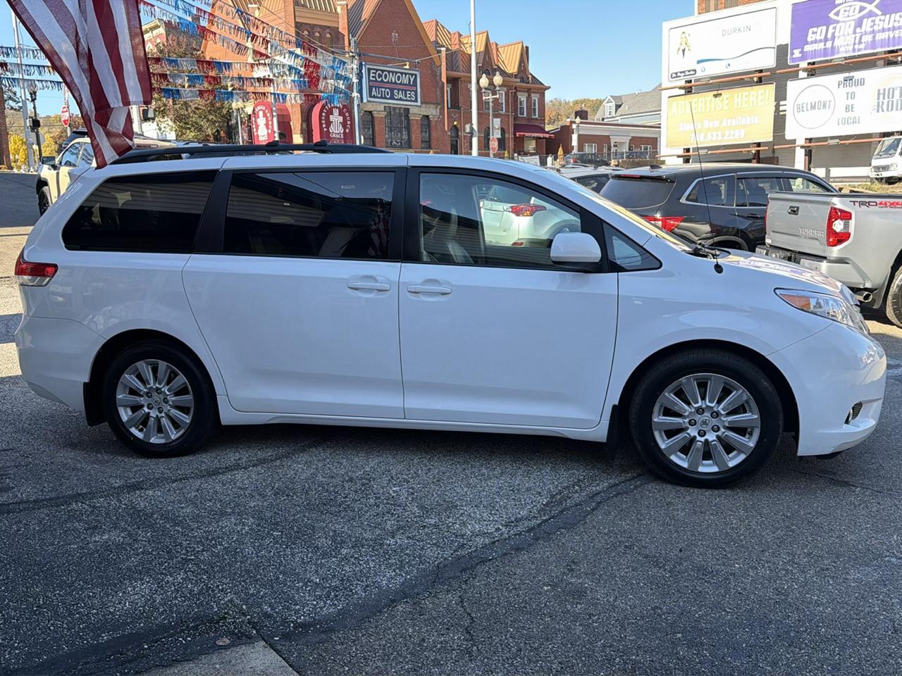 Toyota Sienna 5dr 7-Pass Van V6 XLE AWD (Natl) 2012