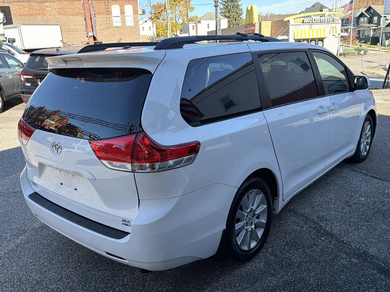 Toyota Sienna 5dr 7-Pass Van V6 XLE AWD (Natl) 2012