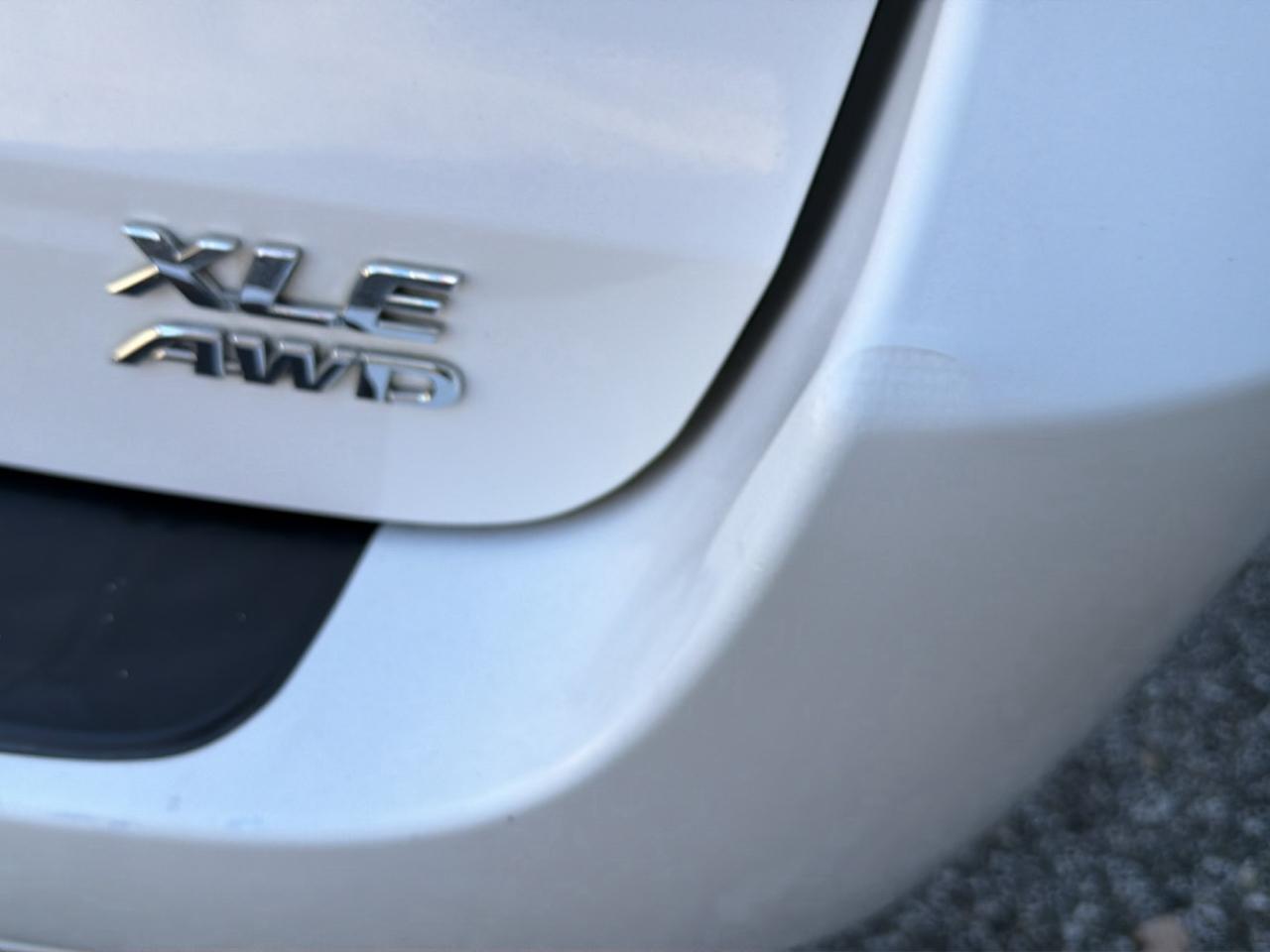 Toyota Sienna 5dr 7-Pass Van V6 XLE AWD (Natl) 2012