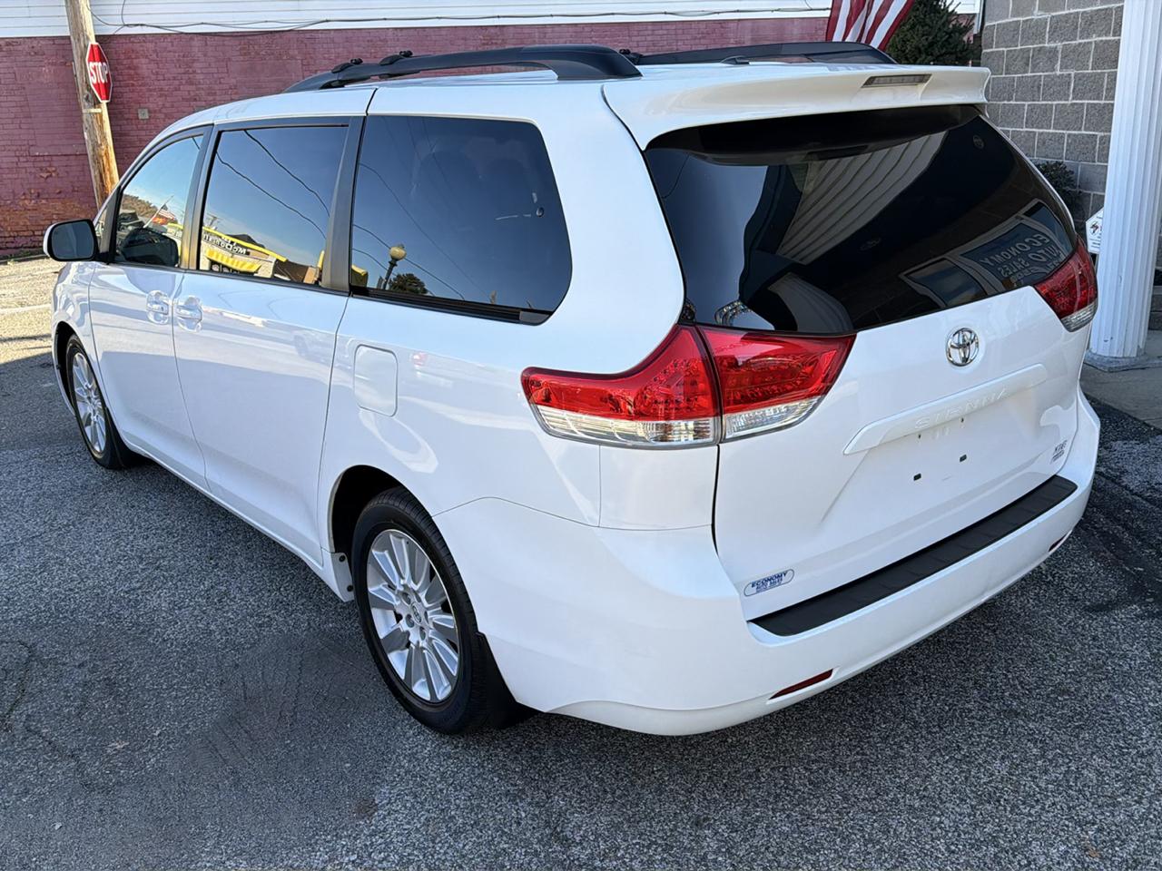 Toyota Sienna 5dr 7-Pass Van V6 XLE AWD (Natl) 2012