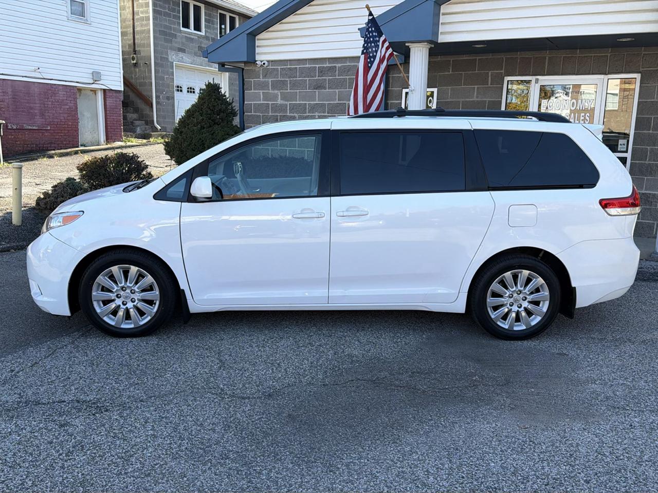 Toyota Sienna 5dr 7-Pass Van V6 XLE AWD (Natl) 2012