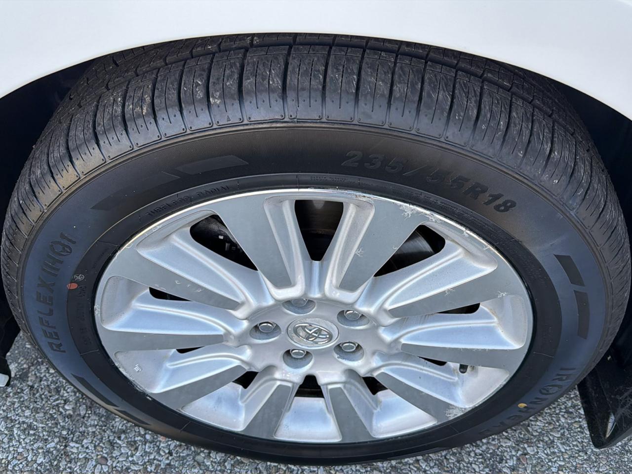 Toyota Sienna 5dr 7-Pass Van V6 XLE AWD (Natl) 2012
