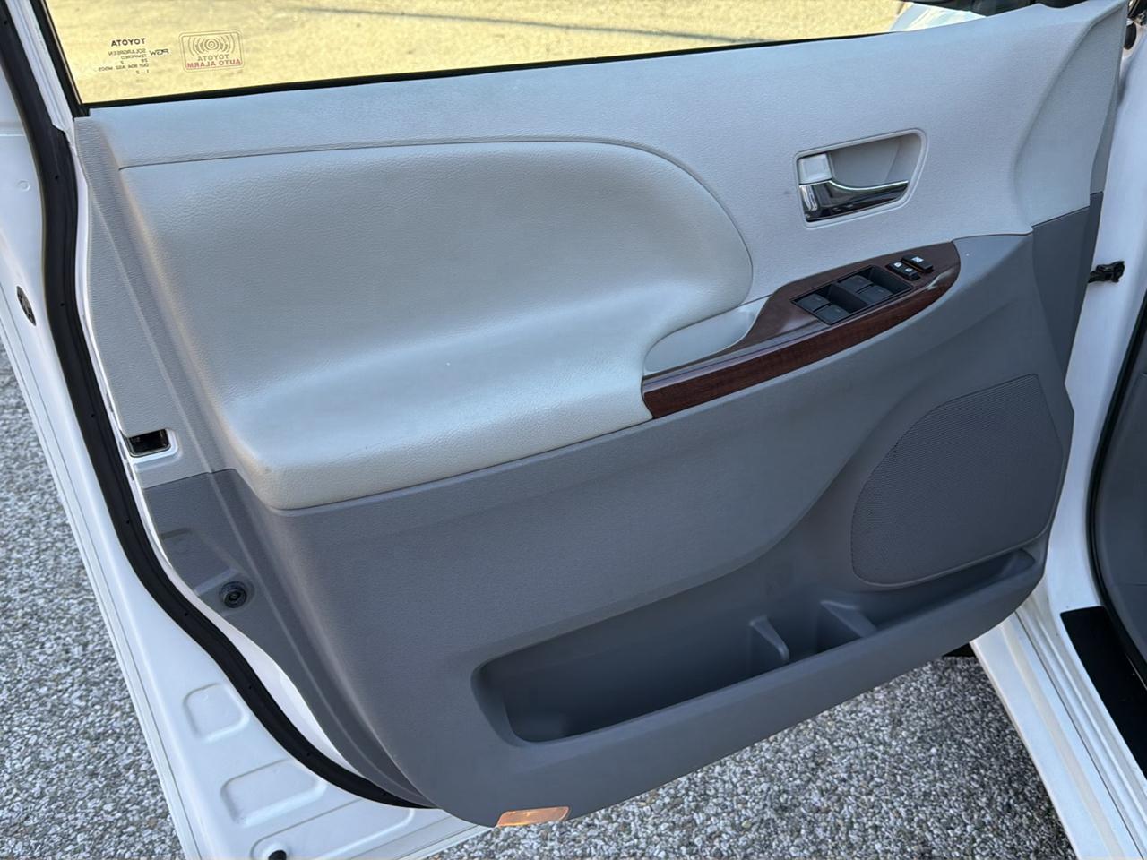 Toyota Sienna 5dr 7-Pass Van V6 XLE AWD (Natl) 2012