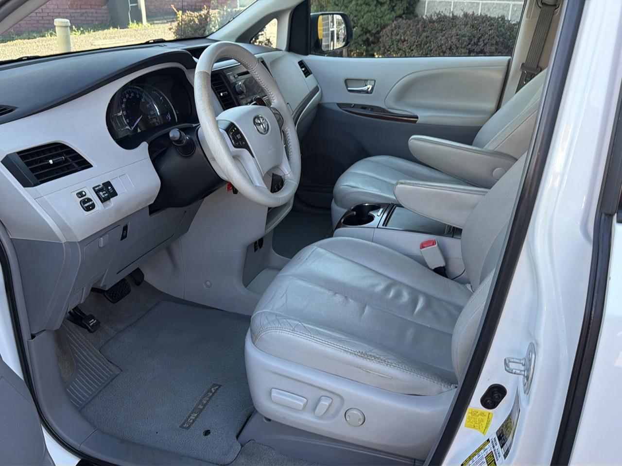 Toyota Sienna 5dr 7-Pass Van V6 XLE AWD (Natl) 2012
