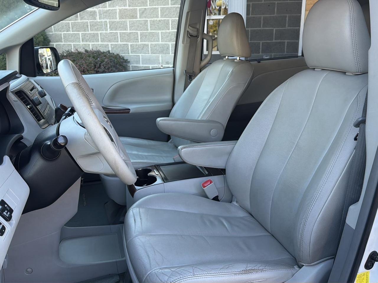 Toyota Sienna 5dr 7-Pass Van V6 XLE AWD (Natl) 2012