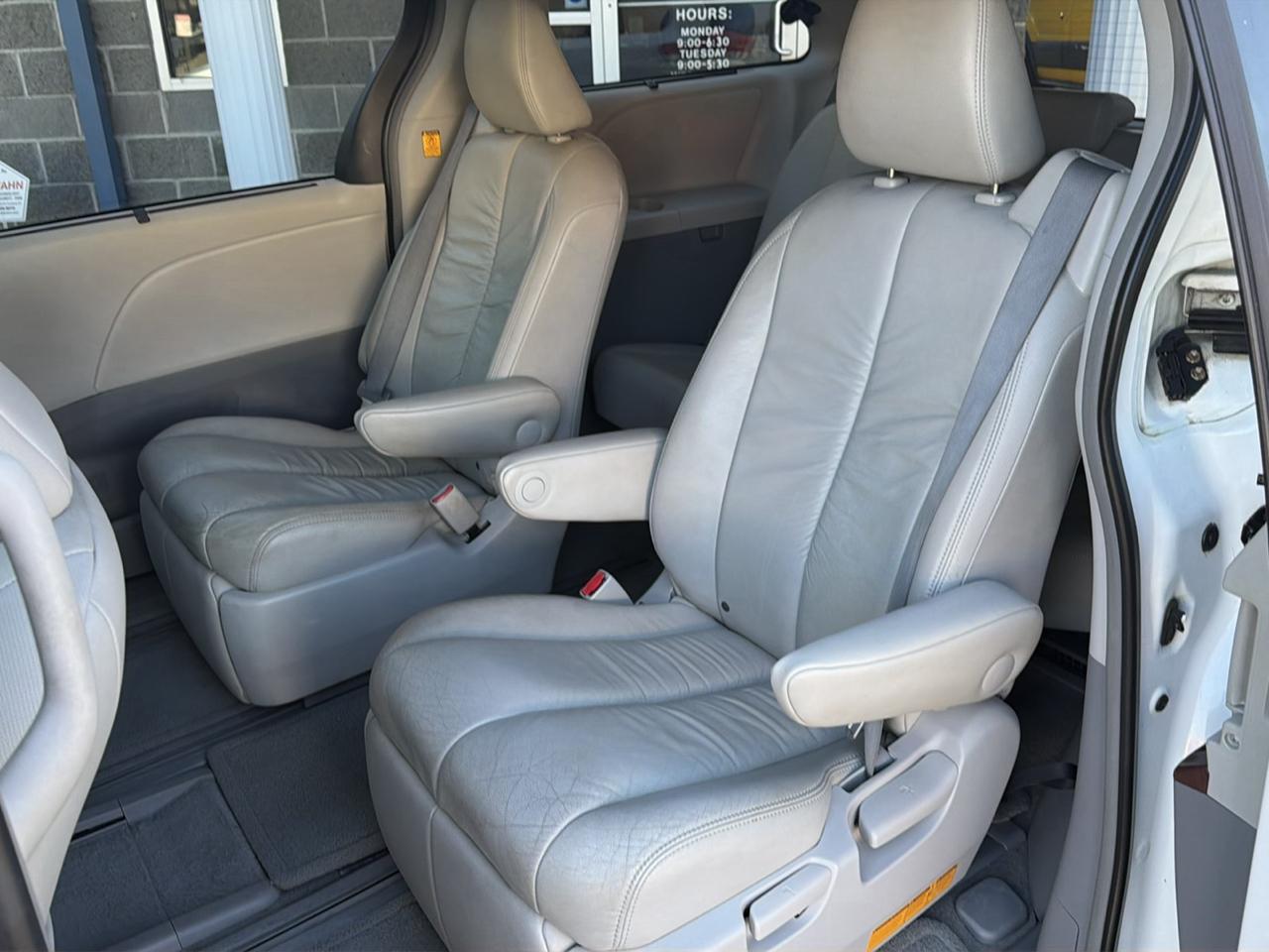 Toyota Sienna 5dr 7-Pass Van V6 XLE AWD (Natl) 2012