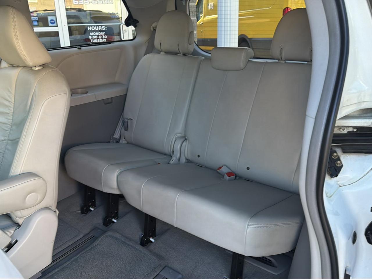 Toyota Sienna 5dr 7-Pass Van V6 XLE AWD (Natl) 2012