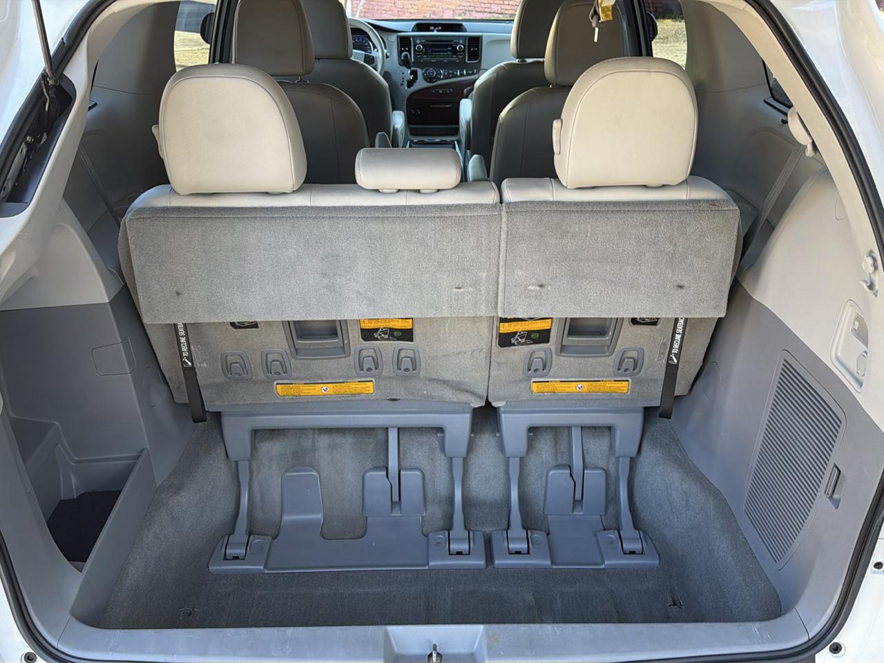 Toyota Sienna 5dr 7-Pass Van V6 XLE AWD (Natl) 2012