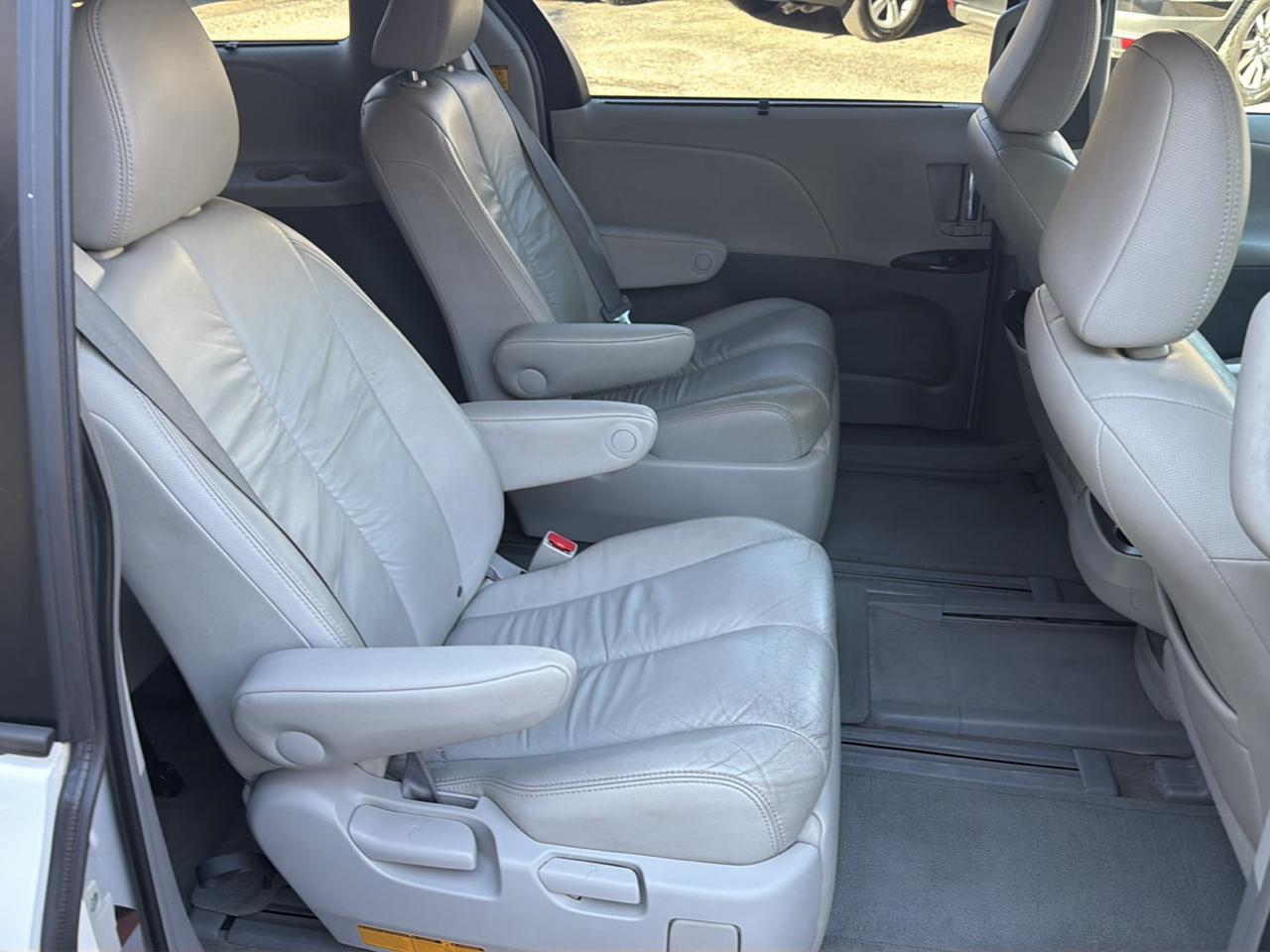 Toyota Sienna 5dr 7-Pass Van V6 XLE AWD (Natl) 2012