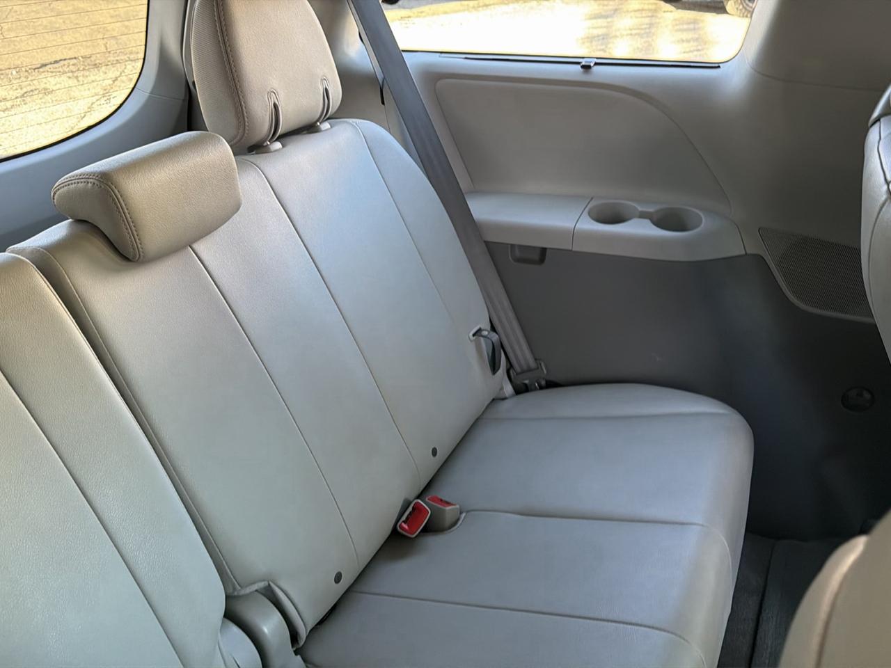 Toyota Sienna 5dr 7-Pass Van V6 XLE AWD (Natl) 2012