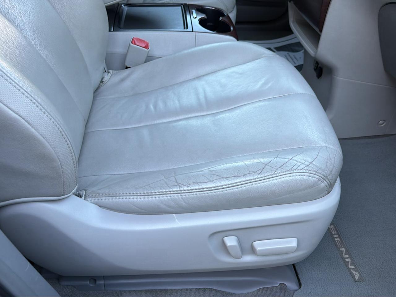 Toyota Sienna 5dr 7-Pass Van V6 XLE AWD (Natl) 2012