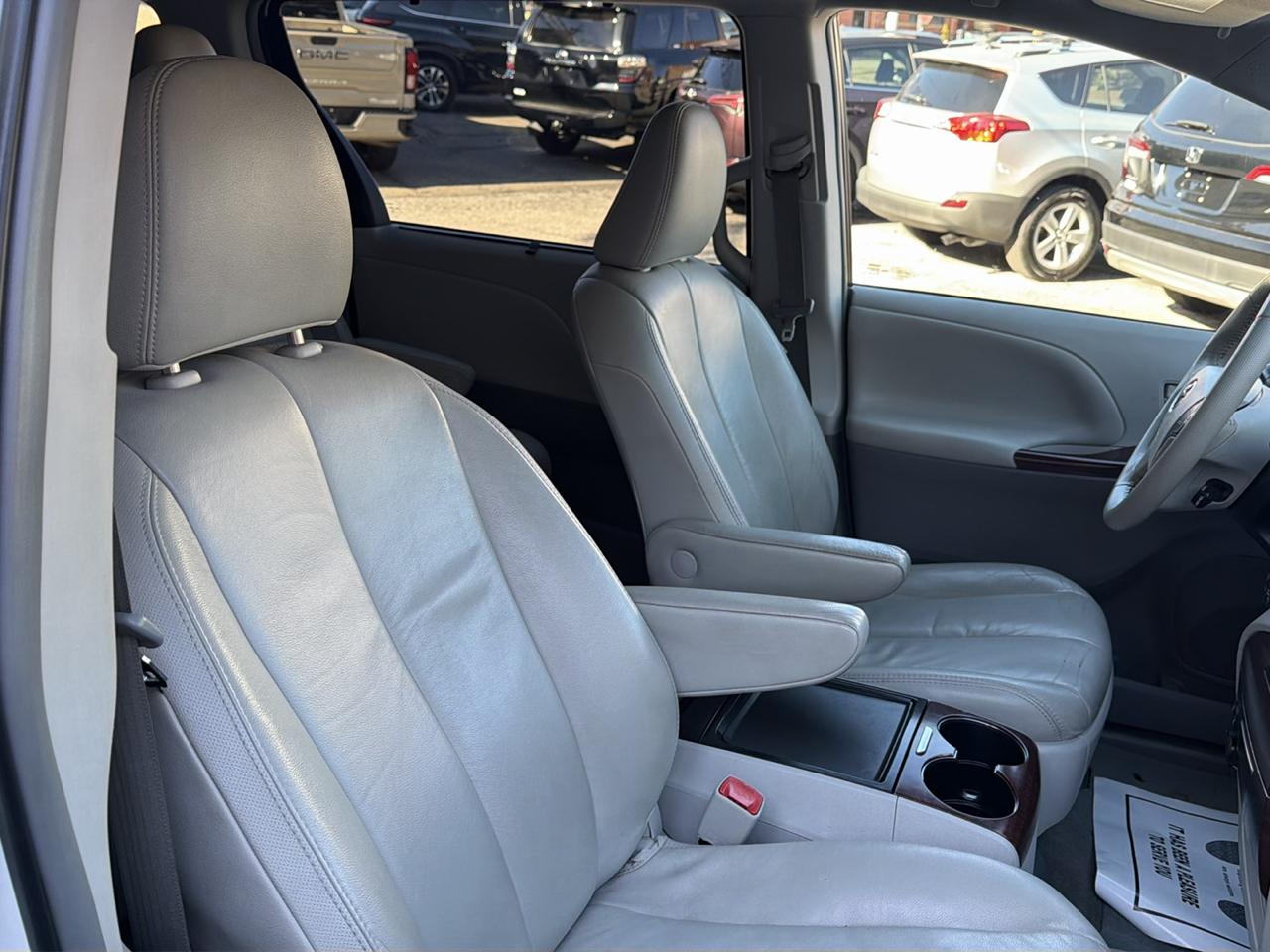 Toyota Sienna 5dr 7-Pass Van V6 XLE AWD (Natl) 2012
