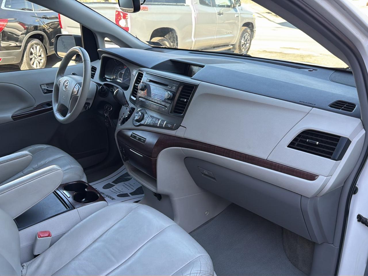 Toyota Sienna 5dr 7-Pass Van V6 XLE AWD (Natl) 2012