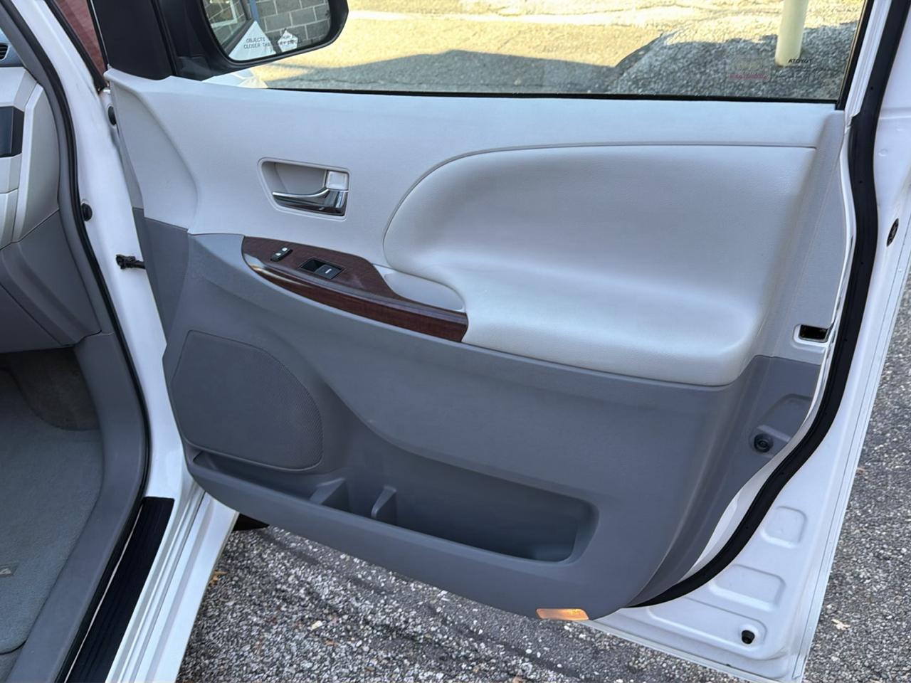 Toyota Sienna 5dr 7-Pass Van V6 XLE AWD (Natl) 2012