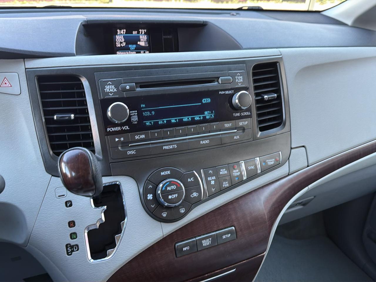 Toyota Sienna 5dr 7-Pass Van V6 XLE AWD (Natl) 2012