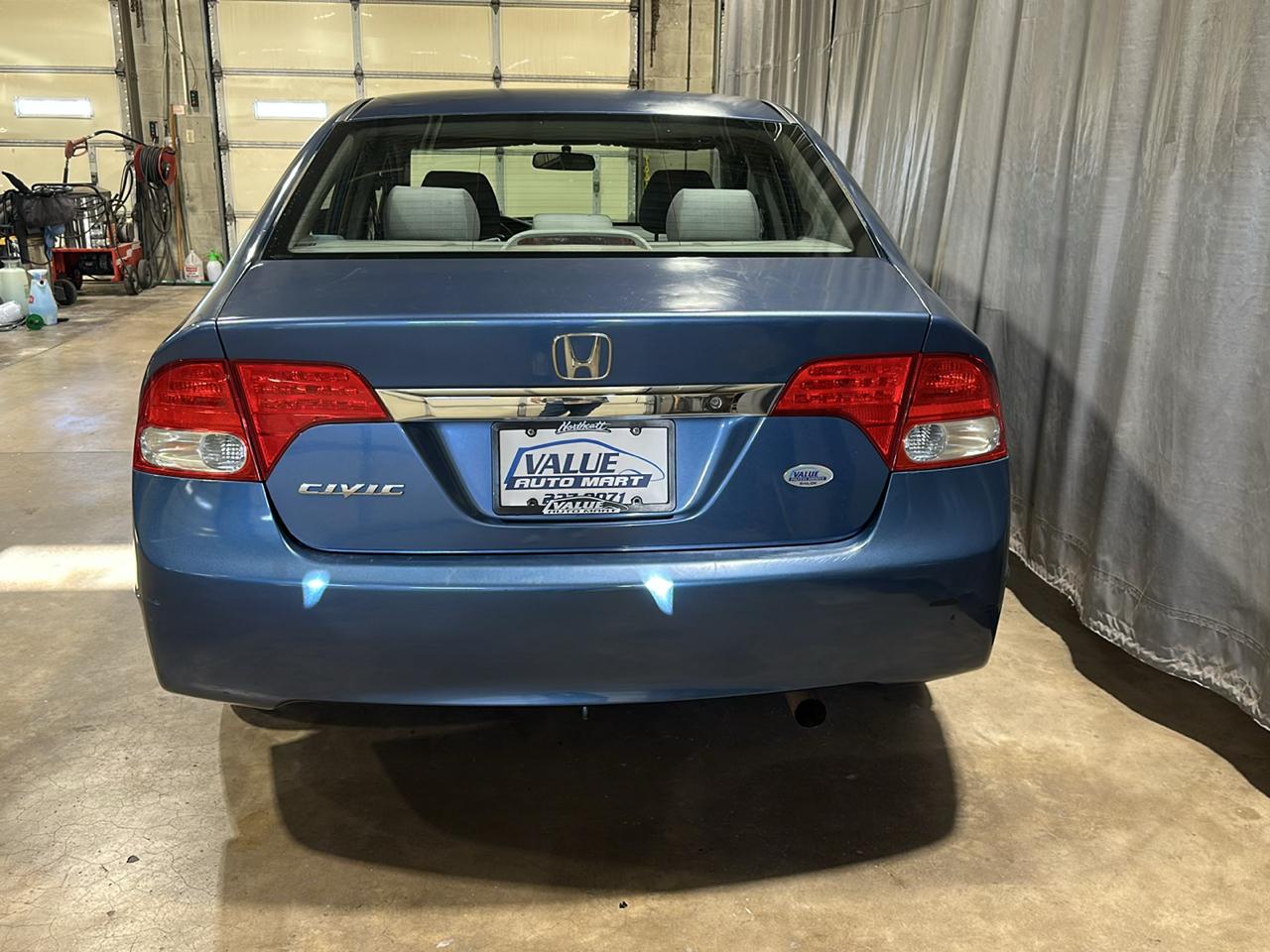 Honda Civic DX-VP Sedan 5-Speed AT 2010