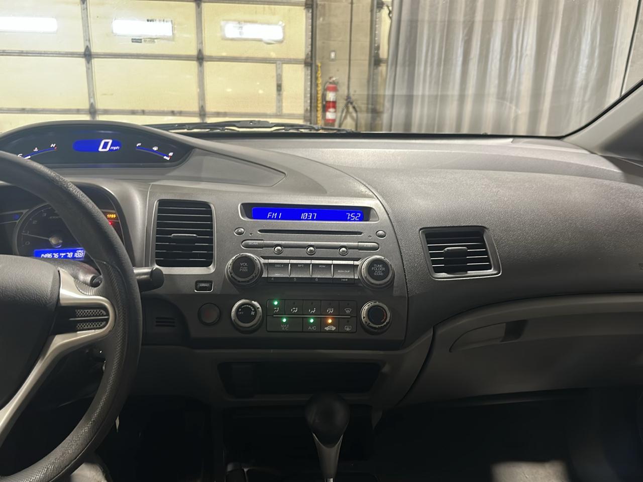 Honda Civic DX-VP Sedan 5-Speed AT 2010