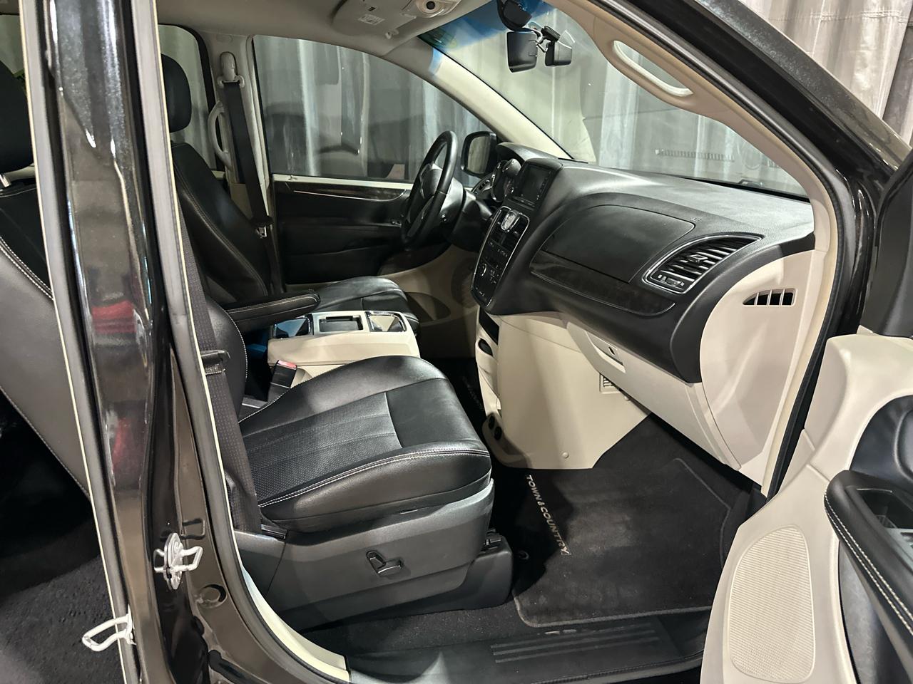 Chrysler Town & Country Touring-L 2015