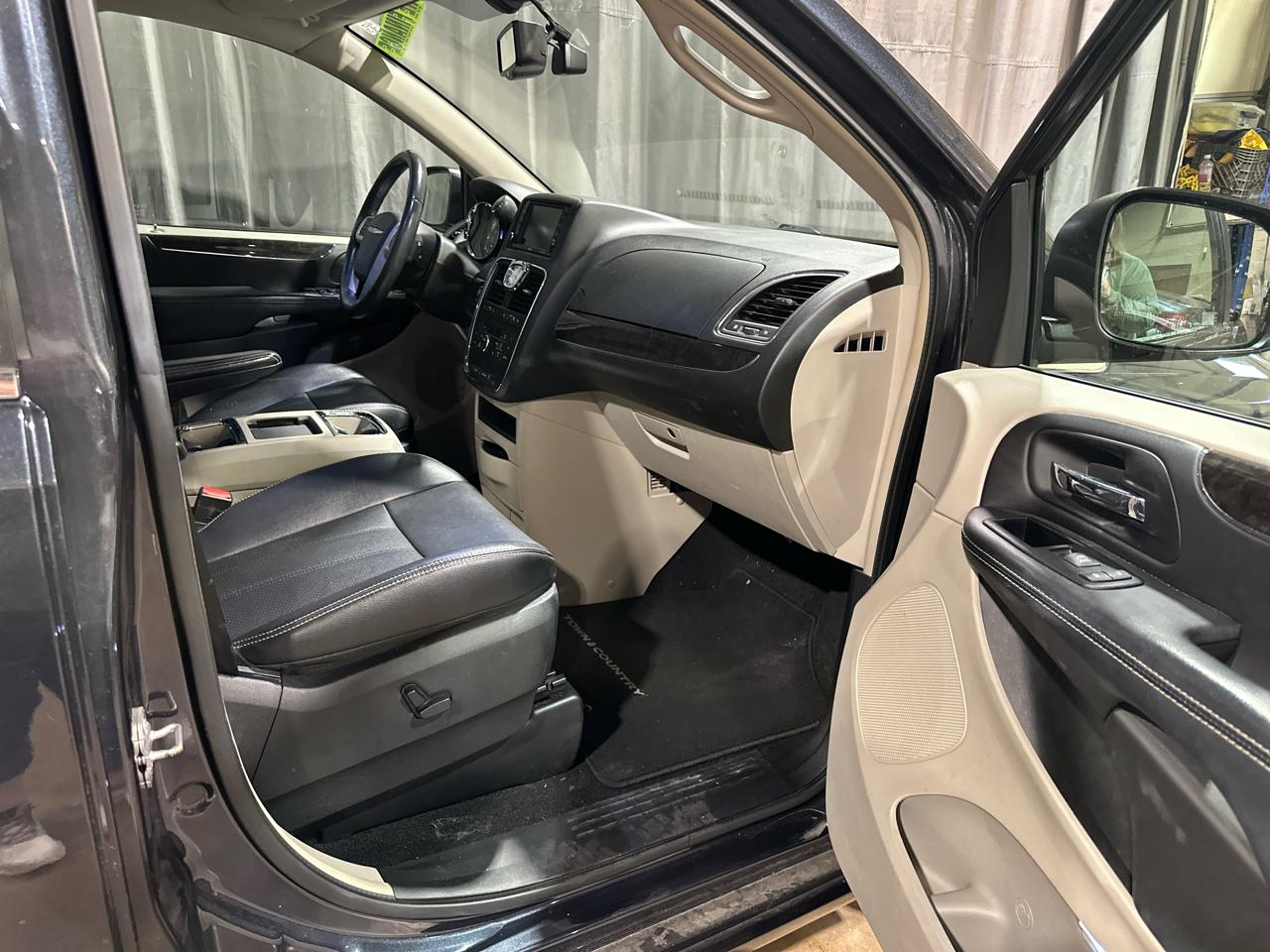 Chrysler Town & Country Touring-L 2014