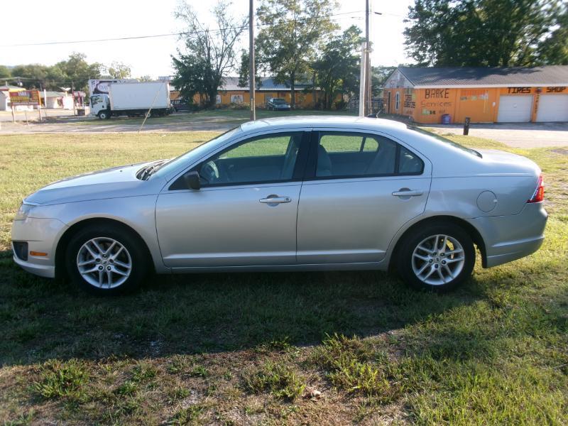 Ford Fusion S 2012