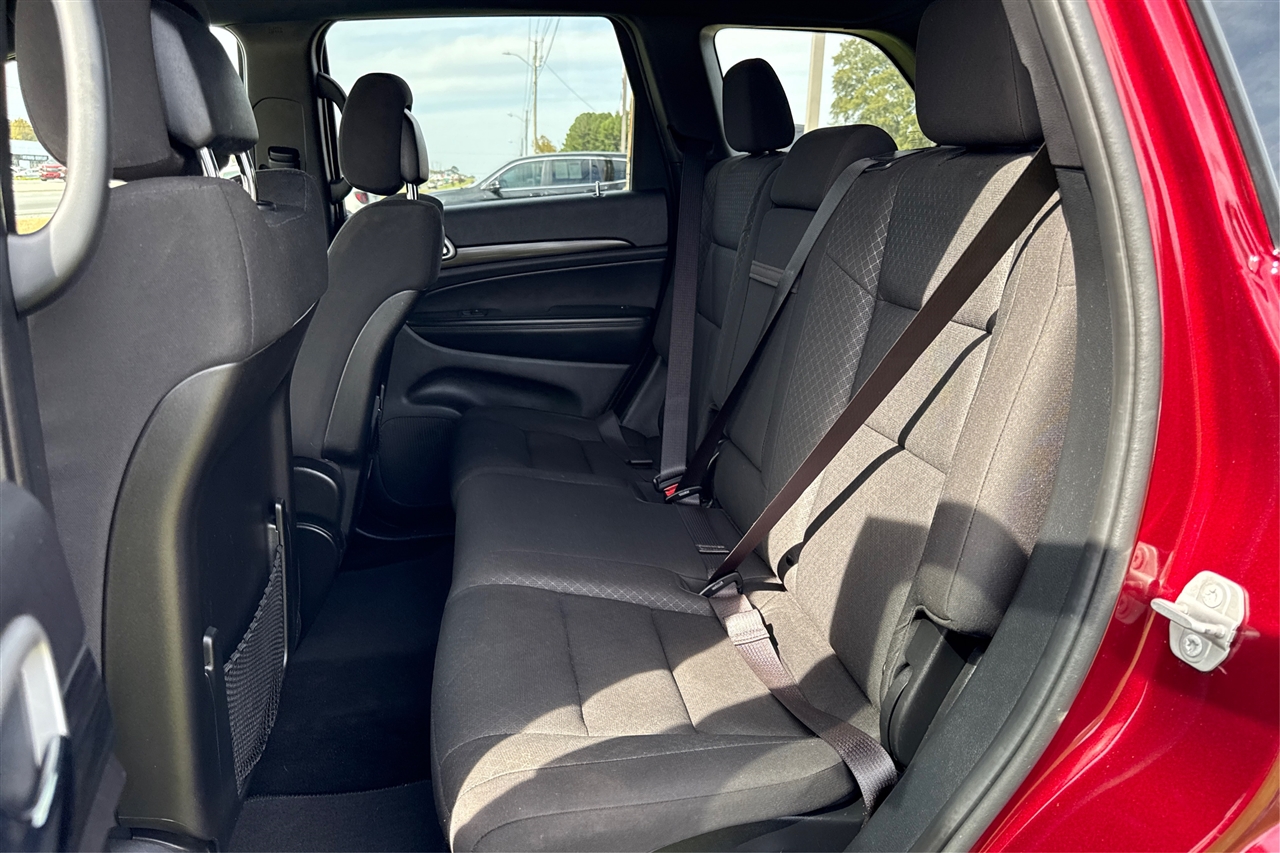 Jeep Grand Cherokee Laredo 4D SUV RWD 2021 Jeep Grand Cherokee Laredo 4D SUV RWD 2021