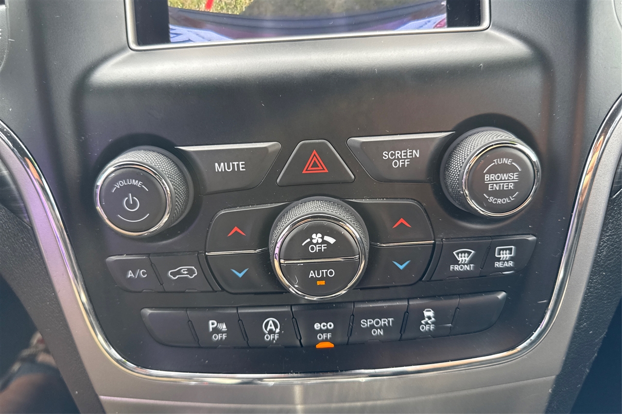 Jeep Grand Cherokee Laredo 4D SUV RWD 2021 Jeep Grand Cherokee Laredo 4D SUV RWD 2021