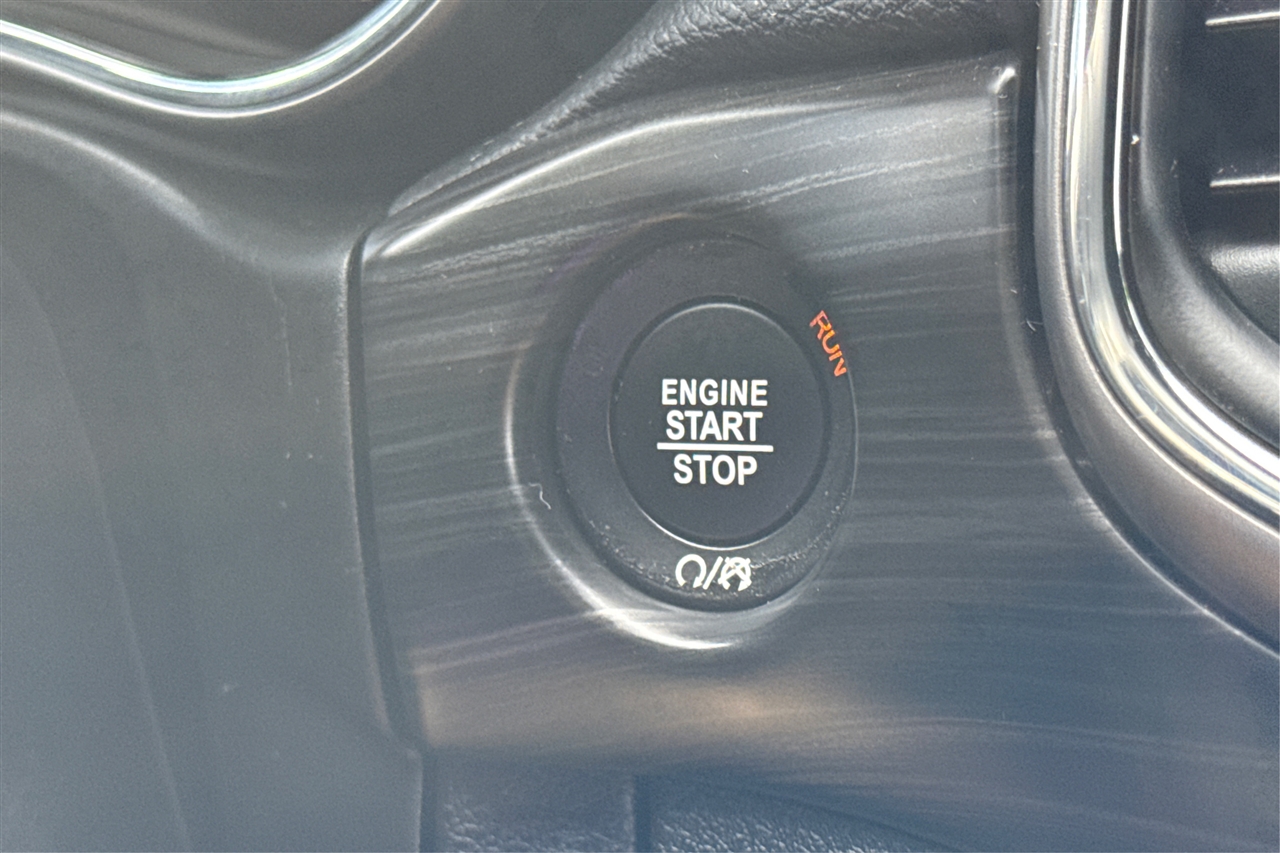 Jeep Grand Cherokee Laredo 4D SUV RWD 2021 Jeep Grand Cherokee Laredo 4D SUV RWD 2021