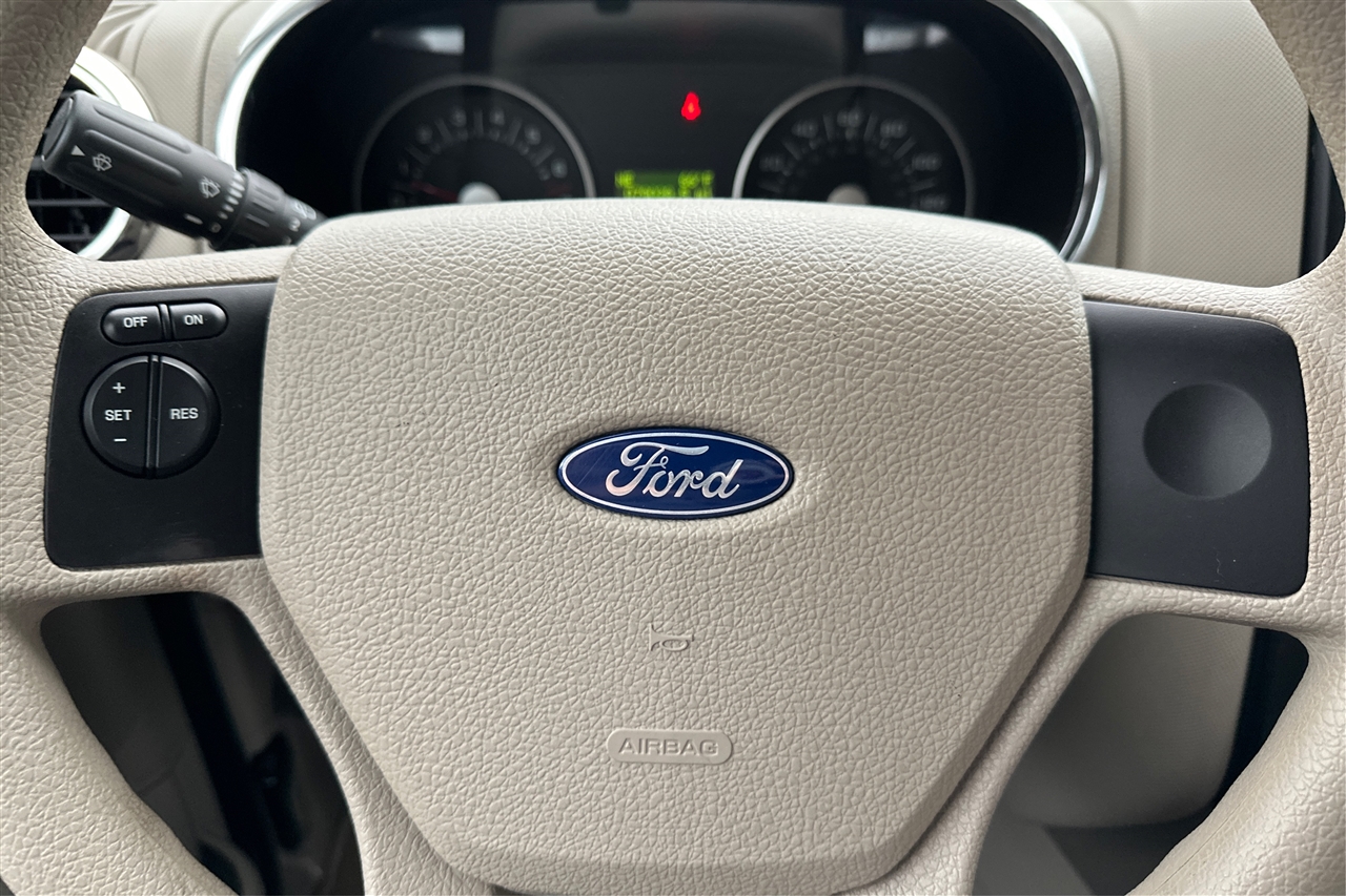 Ford Explorer XLS 4D SUV 4WD 2006 Ford Explorer XLS 4D SUV 4WD 2006