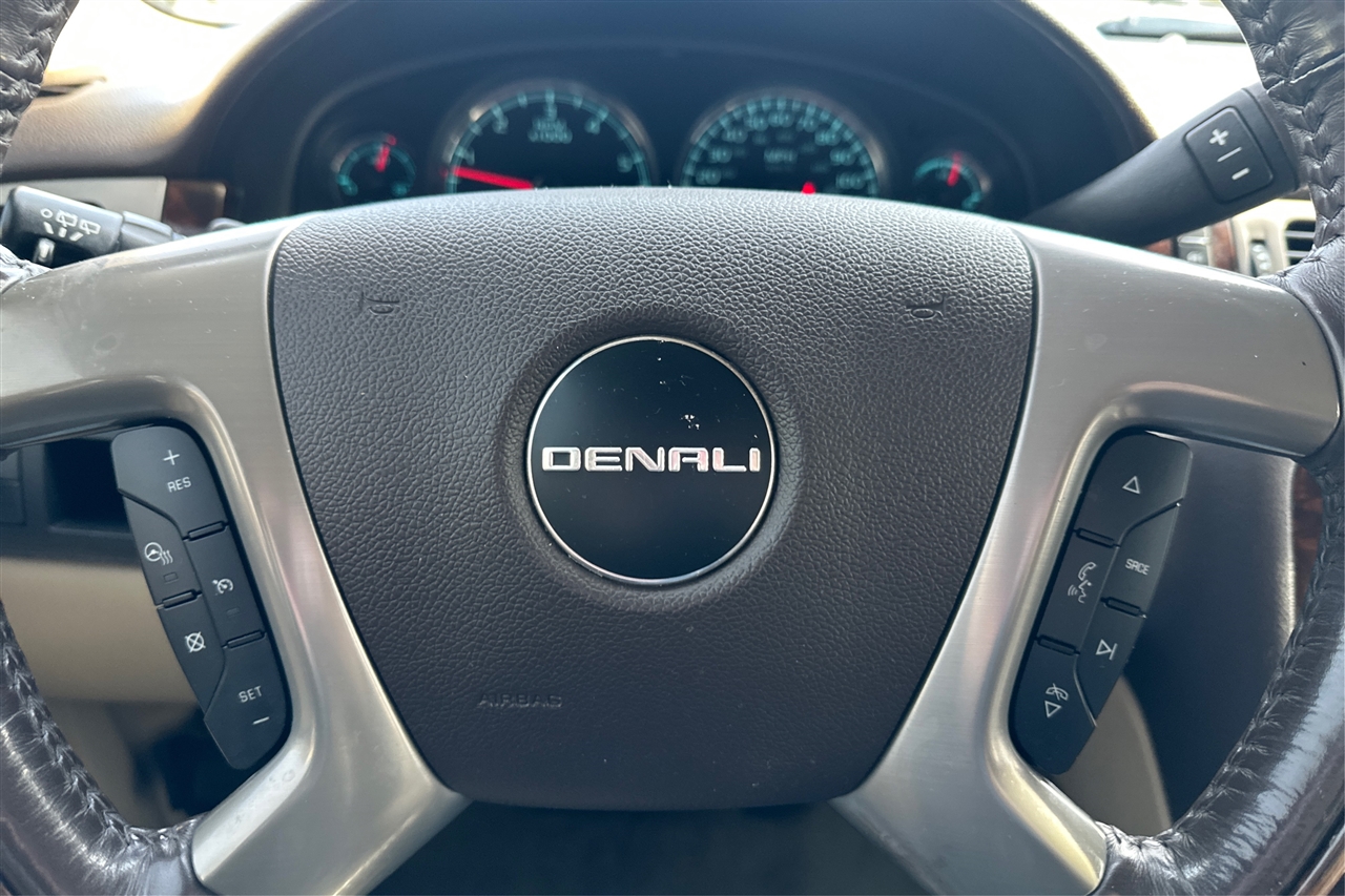 GMC Yukon Denali 4D SUV AWD 2013