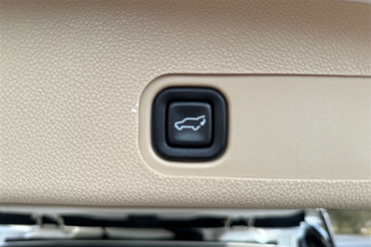 GMC Yukon Denali 4D SUV AWD 2013