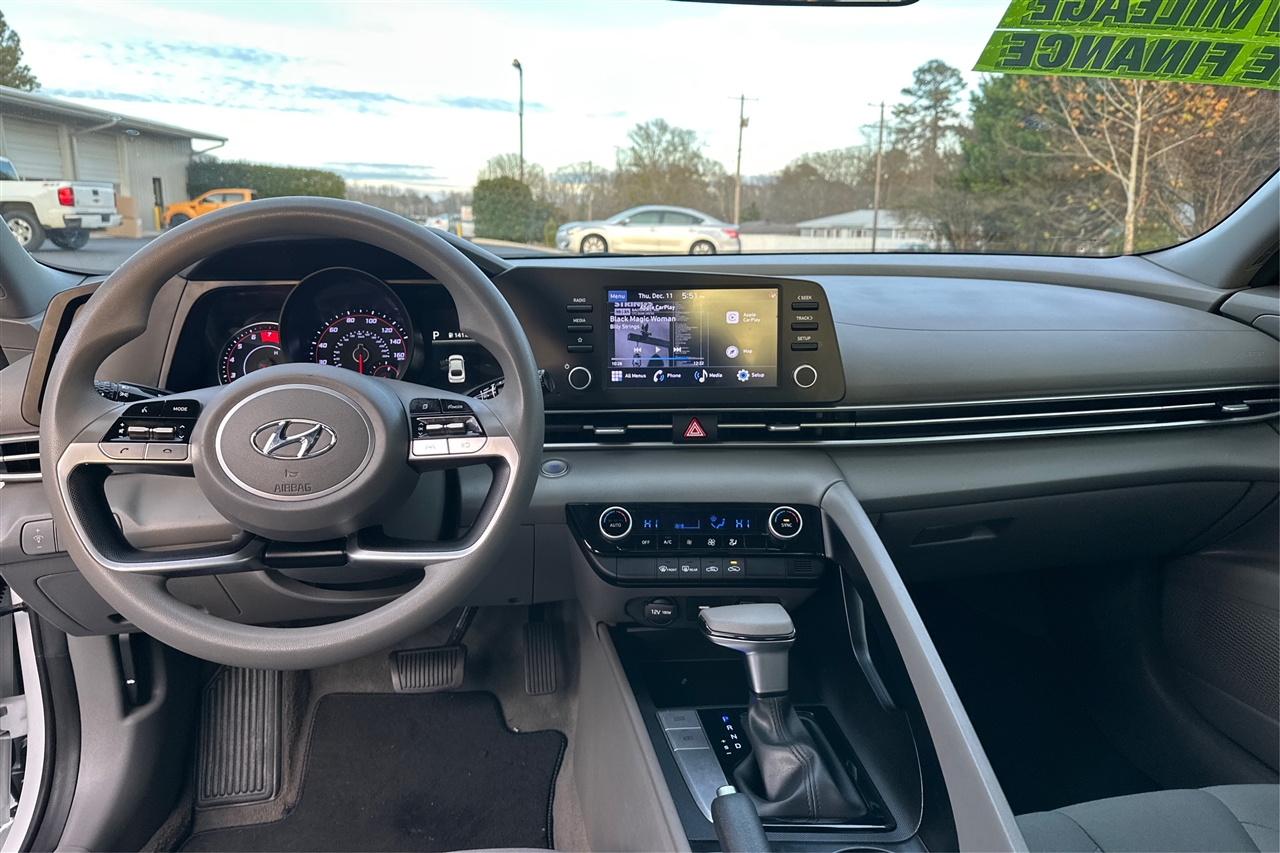 Hyundai Elantra SEL 4D Sedan at 2023