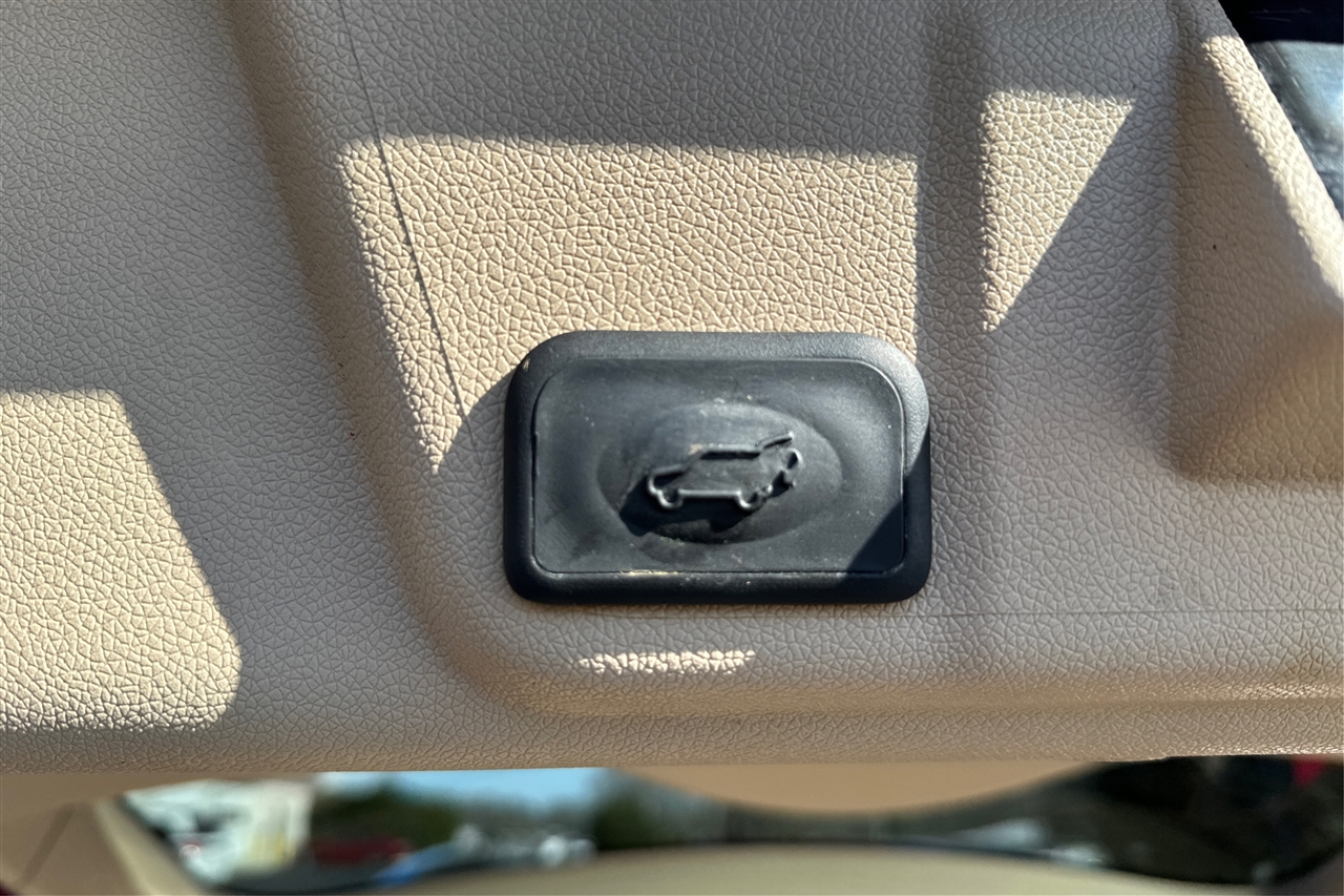 Buick Enclave Premium 4D SUV FWD 2012