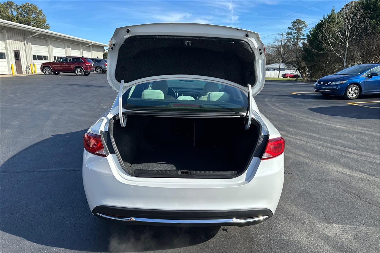 Chrysler 200 Limited 4D Sedan 2015