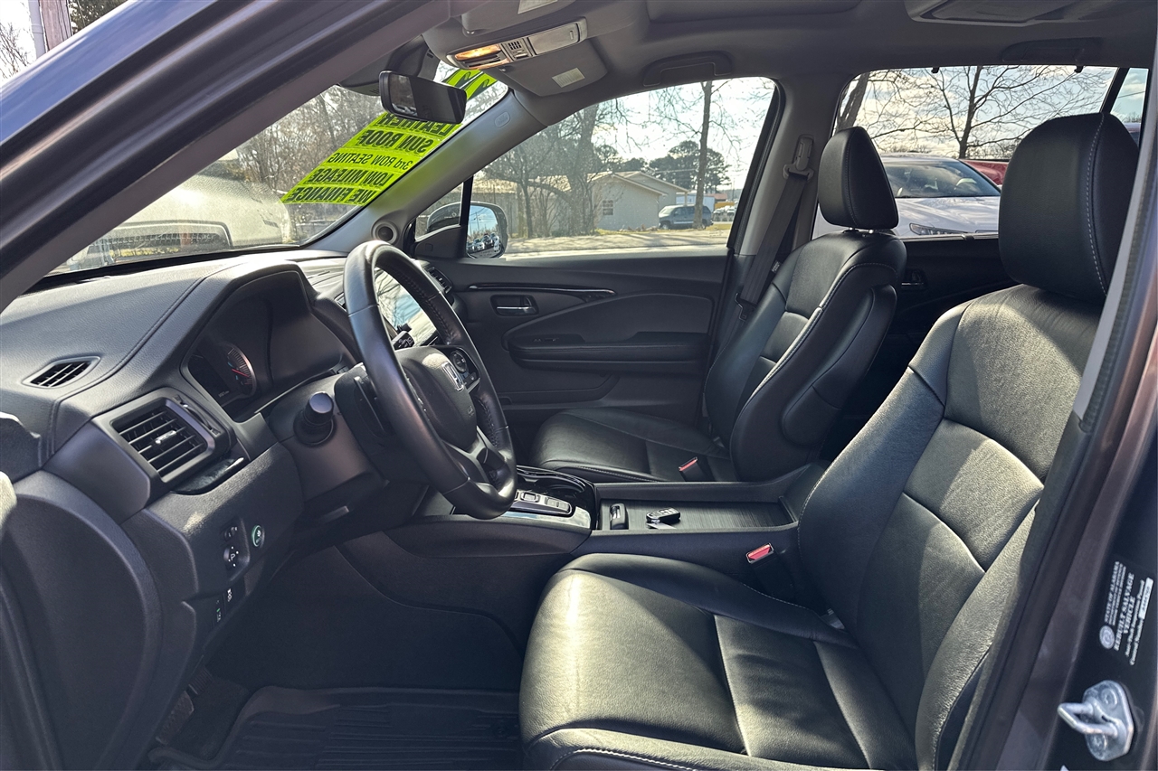 Honda Pilot Touring 4D SUV FWD w/CapChrs 2022